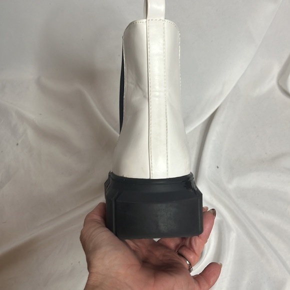 BP. Niya Lug sole Chelsea boot in white - Picture 9 of 11